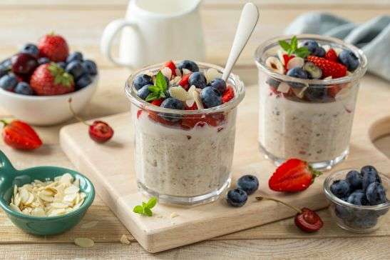 Overnight Oats with Chia Seeds and Berries-Healthy Meal Prep Ideas for Breakfast